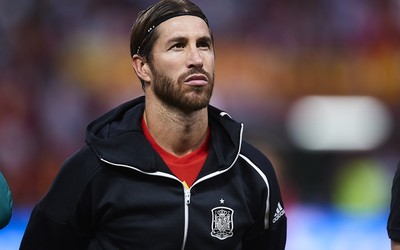 悦盈体育动态-冰球联赛加拿大球队主场漏雨